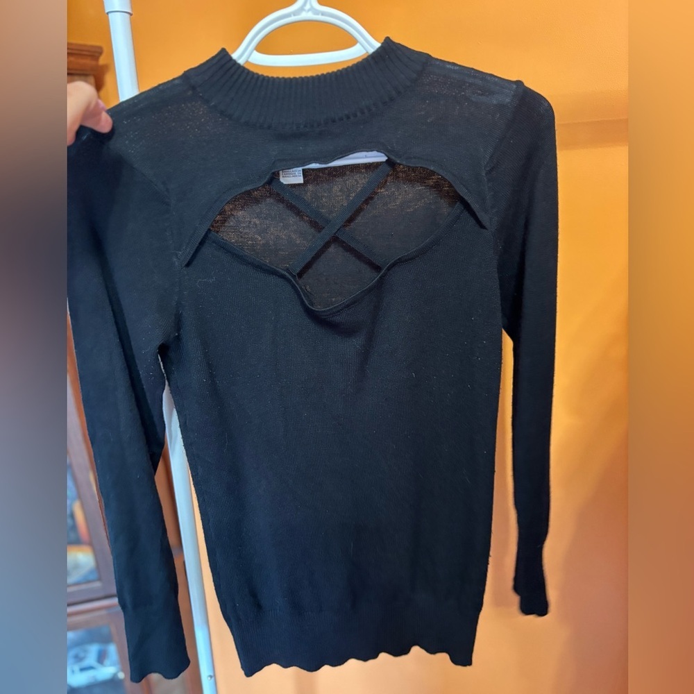 Urbanology Front Cutout Cozy Fall Sweater size medium